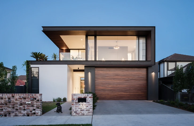 двухэтажный дом с панорамными окнами