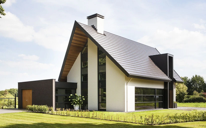 двухэтажный дом в белом цвете