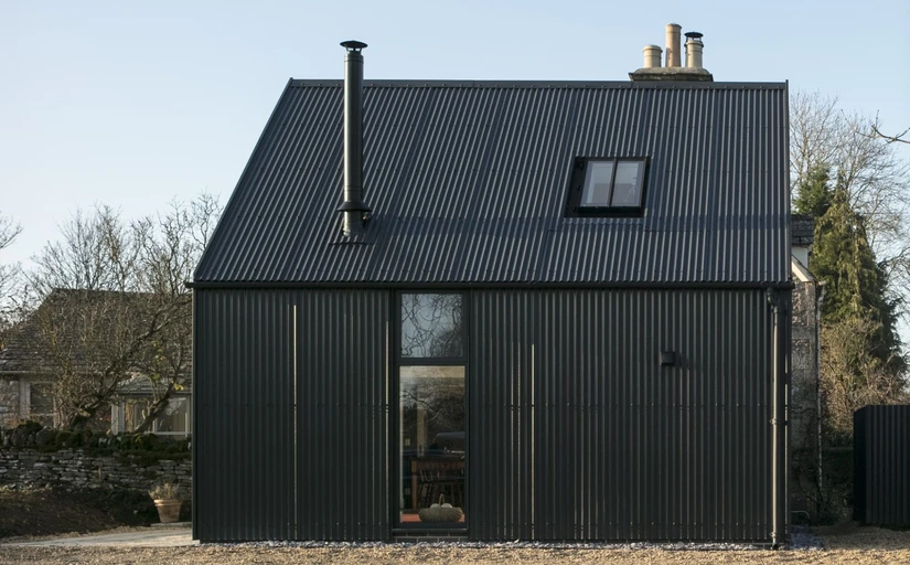 дом с металлическим фасадом