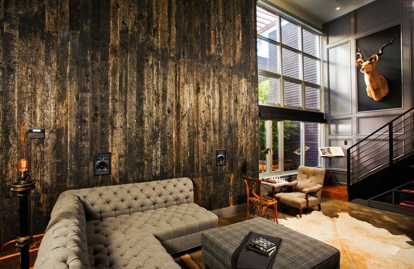  дизайн гостиной со стеной из амбарной доски в частном доме 