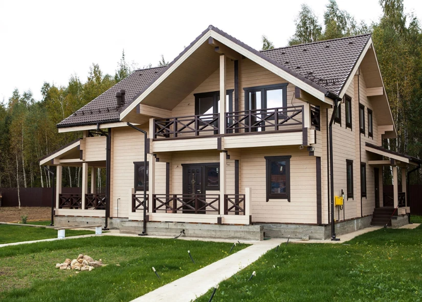 Сочетание коричневой крыши с фасадом дома (74 фото)