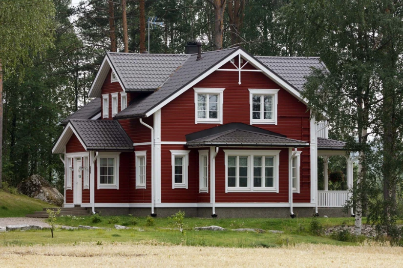 Красный дом с белыми элементами
